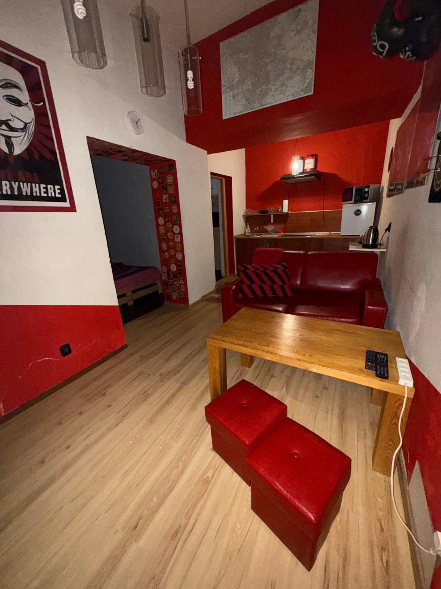 Apartment Studio Red And White *