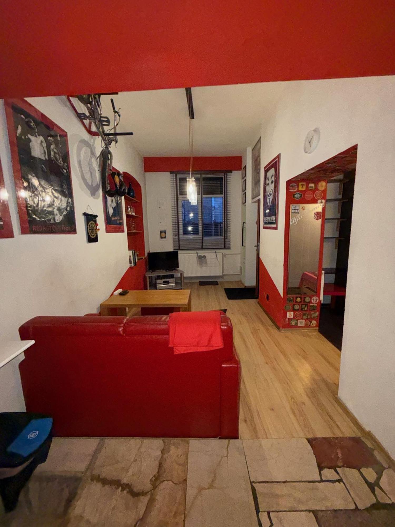 Studio Red And White Apartment *