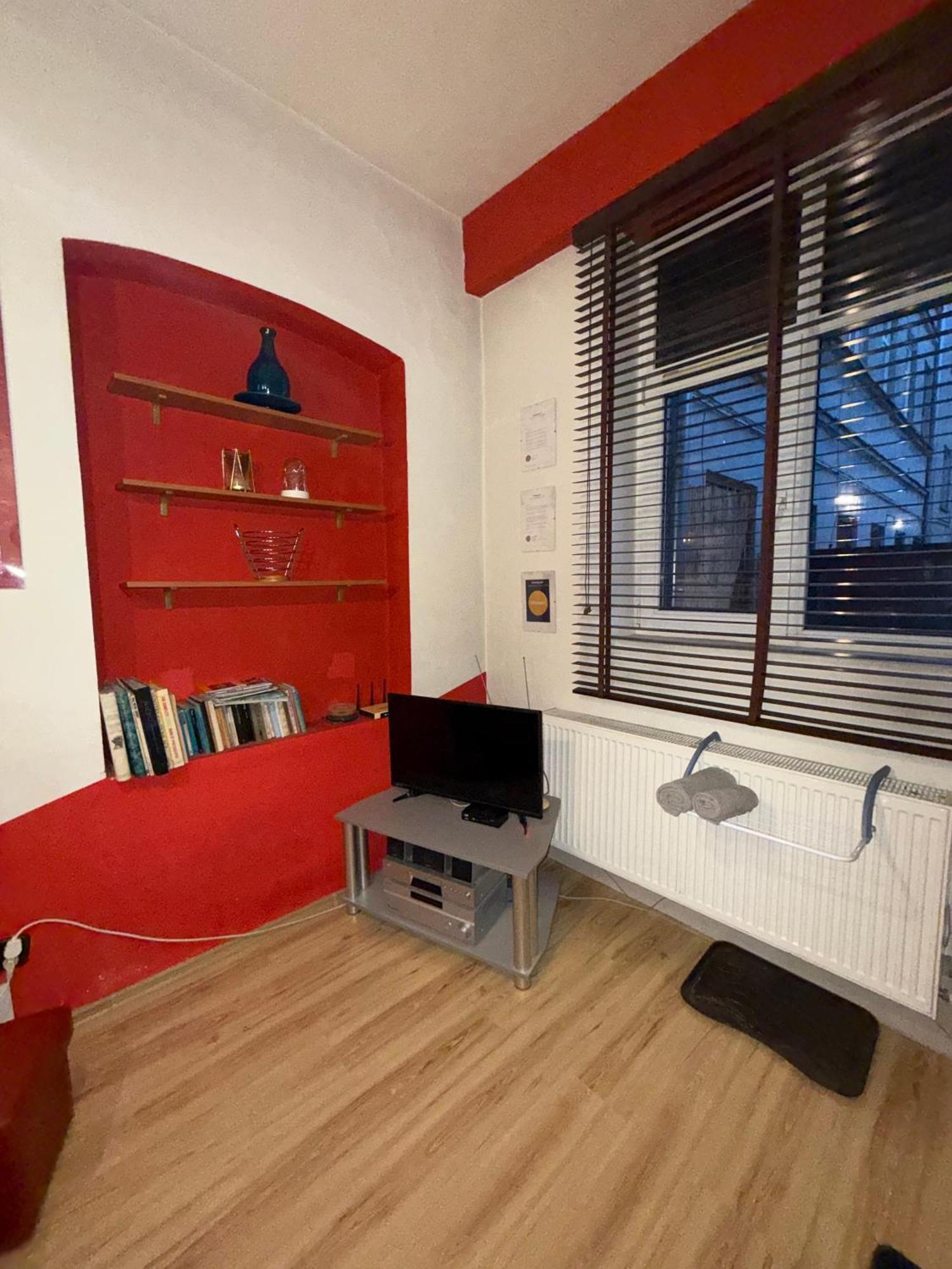 Studio Red And White Apartment Lodz (Lodz)