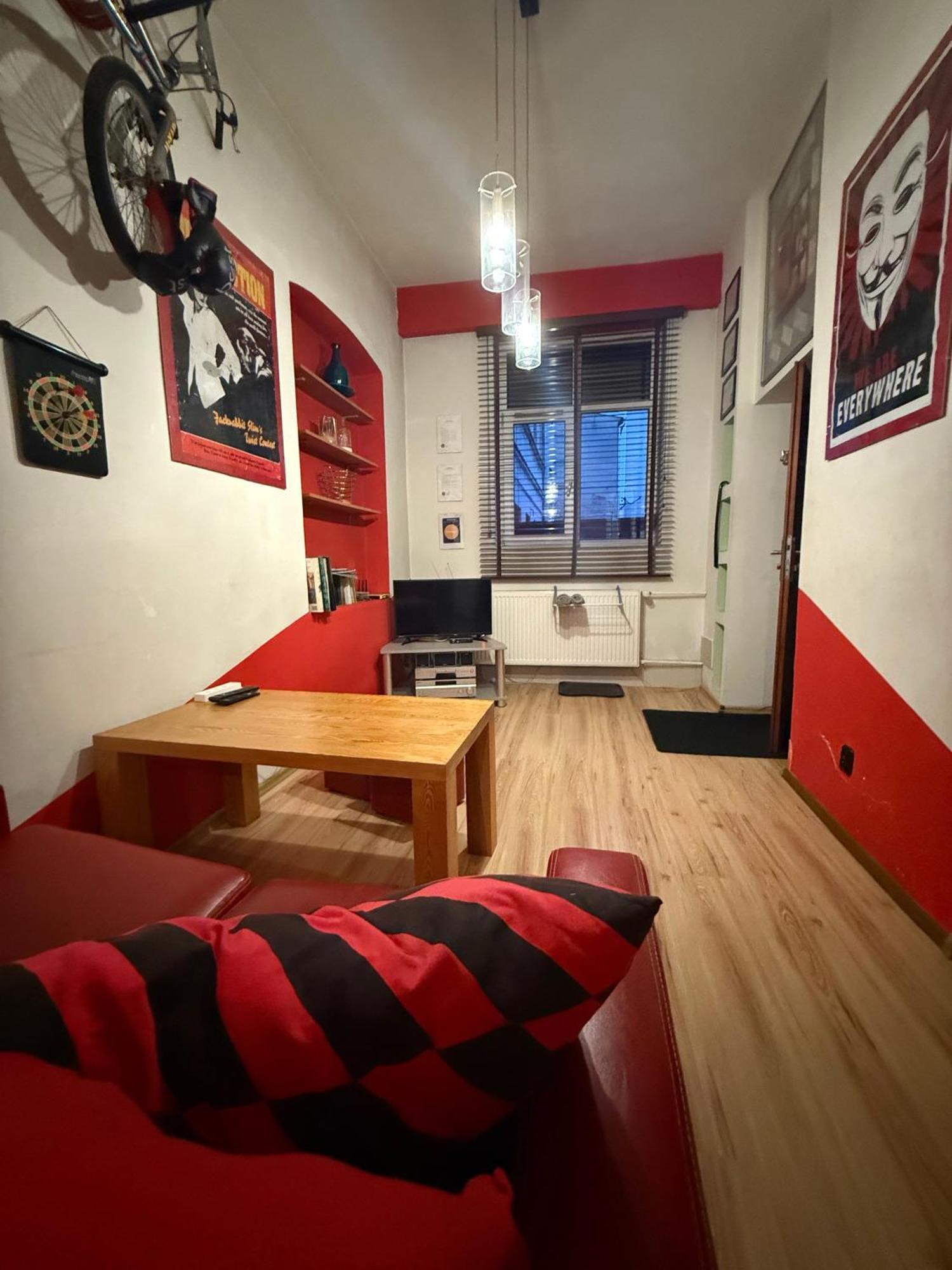 Apartment Studio Red And White *